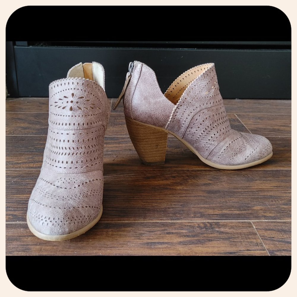 NOT RATED FOOTWEAR || Ankle Boot (SIZE 6.5)